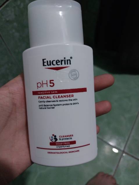 Lần đầu sài thử, da mình lại vừa nặn mụn xong nhưng dùng không hề bị đau rát, rất phù hợp cho da nhạy cảm, thật sự rất đáng mua