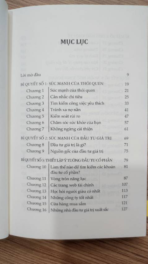Tiki giao cực nhanh, đặt hôm trước sáng hôm sau đã có sách trên tay lun rồi


Về phần sách:
- Sách có nhiều chương, mà mỗi chương chỉ vài trang thôi nên đi khái quát thôi ạ
- Ở Bí quyết số 5, 6, 7 đơn giản hóa và dễ hiểu cho người mới tiếp cận Chứng khoán mọi người nên đọc để có cái nhìn tổng quát nhe
- Mình chỉ mới đọc qua 1 lần thôi, mà trang sách đã bung ra khá nhiều, hơi thất vọng ở chất liệu và keo của sách, mong nhà xuất bản cải thiện hơn ạ