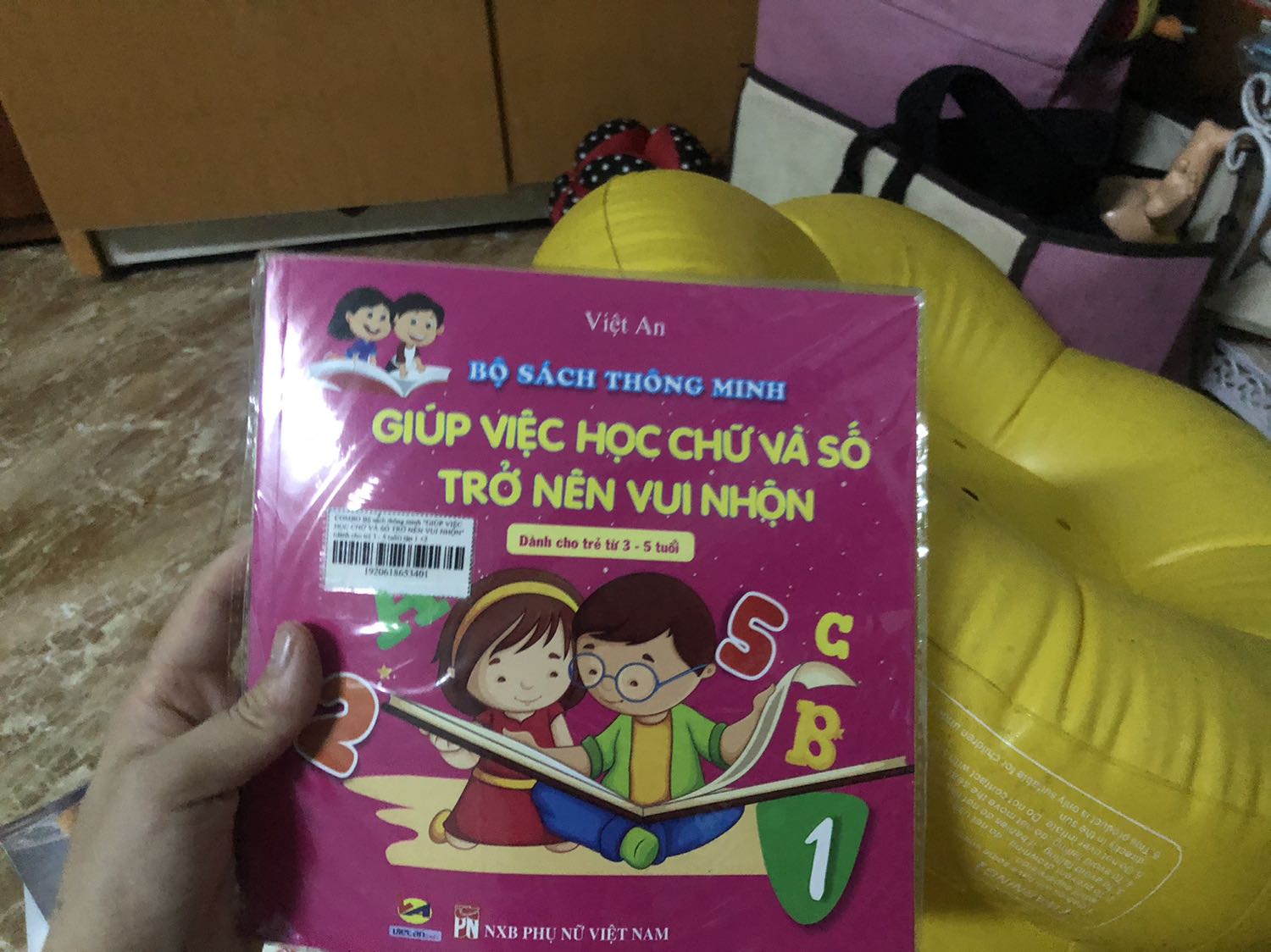 Sách đẹp, bé nhà mình rất thích và hứng thú với các trò chơi trong bộ sách. Mua được giá rẻ. Cảm ơn tiki