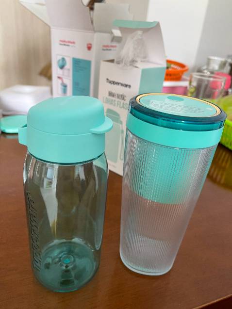 sản phẩm rất cute, màu và mẫu y chang hình. Lại tiện dụng với đĩa sạc được dtdd (iphone luôn). Rất thích hợp vời nữ văn phòng bận rộn. bạn cắt sẵn trái cay để trong cốc đem đến công ty, chiều gỡ hũ sữa chua và đập tí đá bỏ vào (dđập nhỏ thui nhé, đâu thể so sánh công suất 50w với cối xay chuyên dụng được, nhưng nhìn chung là đá bi xay tốt) là được một cốc sinh tố đủ dưỡng chất cho cữ chiều. Phòng mình rủ nhau mua hết 7-8 cái luôn đó vì thấy tiện và xinh. Thêm 1 ý tưởng làm quà sinh nhật hay ho nhé.