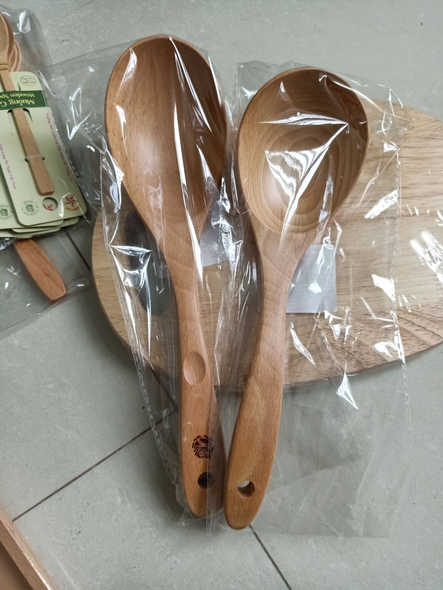 sản phẩm gỗ trường sơn, gỗ đẹp lắm, mịn, bóng, shop đóng gói cẩn thận, hai chiếc vá múc cơm canh khá to, chắc chắn