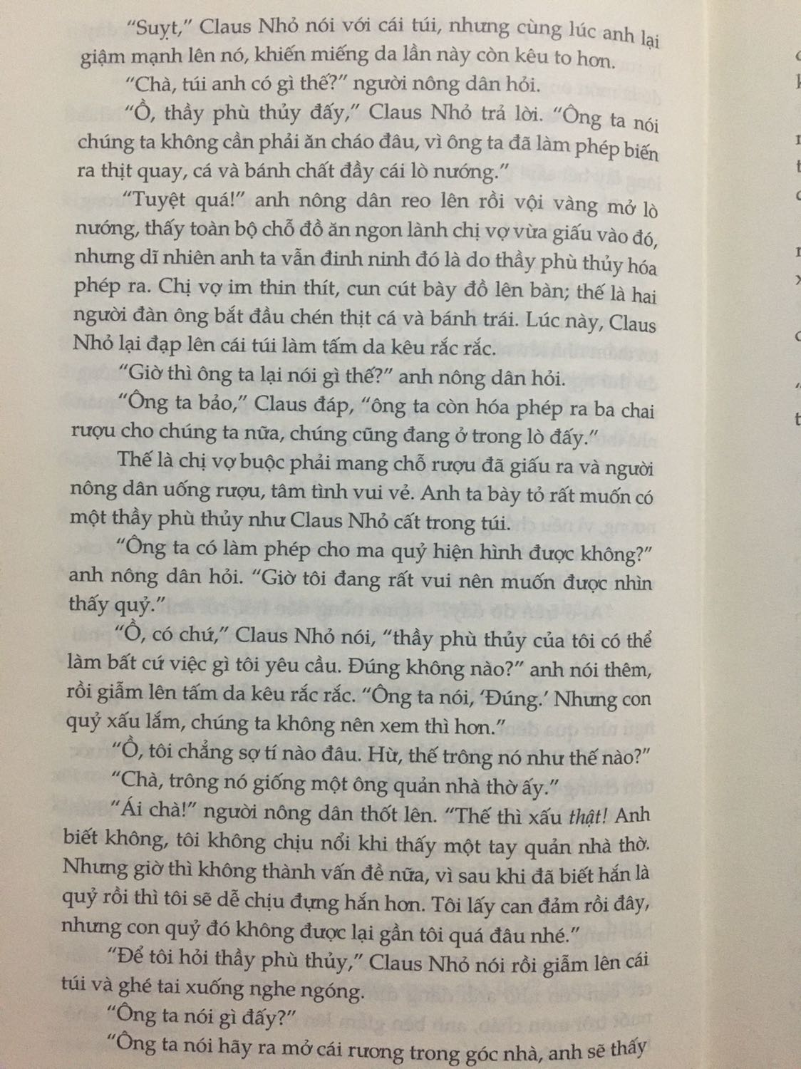 Tiki giao hàng nhanh, đóng gói cẩn thận, mình đặt rất nhiều nhưng không quyển nào bị xây xát chi hết.
Trước khi mua mình đã phân vân giữa bản này và bản dịch của Trần Minh Tâm (Trần Minh Tâm dịch khá hay còn bản này thì có nhiều truyện hơn) Mình rất sợ việc mua một quyển sách có chất lượng dịch tệ. Tuy nhiên, sau khi mua mình lại rất hài lòng, sách được dịch hay và dễ hiểu, trẻ em cũng có thể hiểu được. Mình đã chụp một vài trang để các bạn có thể xem trước khi mua. Thật sự đáng tiền.