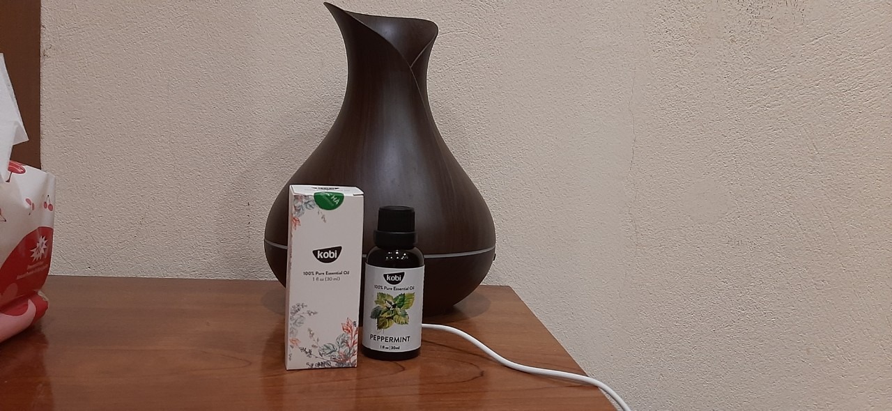 Mình dùng tinh dầu này với đèn xông tinh dầu và máy phun sương (với máy phun sương thì mùi có nhạt đi nhiều) , mùi hương khi dùng với đèn xông rất dễ chịu và rõ ràng, giúp đầu óc tỉnh táo và tập trung hơn khi học bài, đọc sách. Thỉng thoảng mình cũng dùng để xông mặt, sau khi xông da mình có cảm giác rất mát mẻ và mềm mại nhưng nếu xông mặt các bạn chỉ nên nhỏ tối đa ba giọt hoặc ít hơn thôi vì mùi này xộc thẳng vào mũi thì khó chịu vô cùng. Mình rất hài lòng với sản phẩm này, khi nào hết mình sẽ mua tiếp.