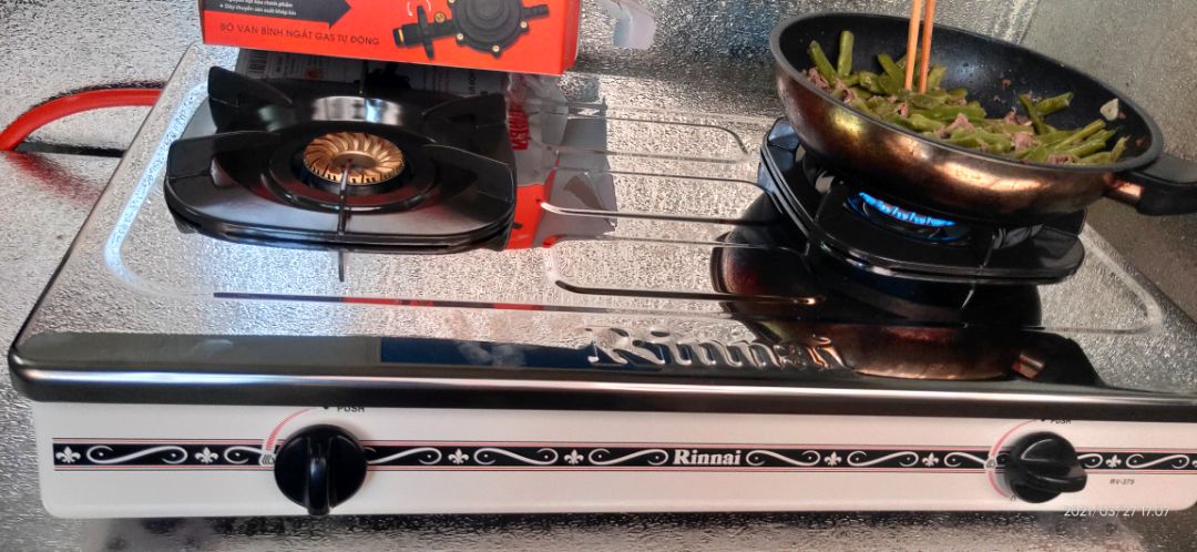 bếp mới nguyên hộp, chính hãng, hình thức đẹp, mặt trên inox sáng bóng, xung quanh tráng men trắng. Bếp khá rẻ, chất lượng tốt ( chỉ có tốt hoặc kém, đừng bao giờ nói thêm so với tầm giá?!). Dịch vụ tiki tốt, đúng hẹn như khi đặt hàng, bếp được chở đến bằng ô tô ( thông thường bằng xe máy của shiper). Thank Tiki!