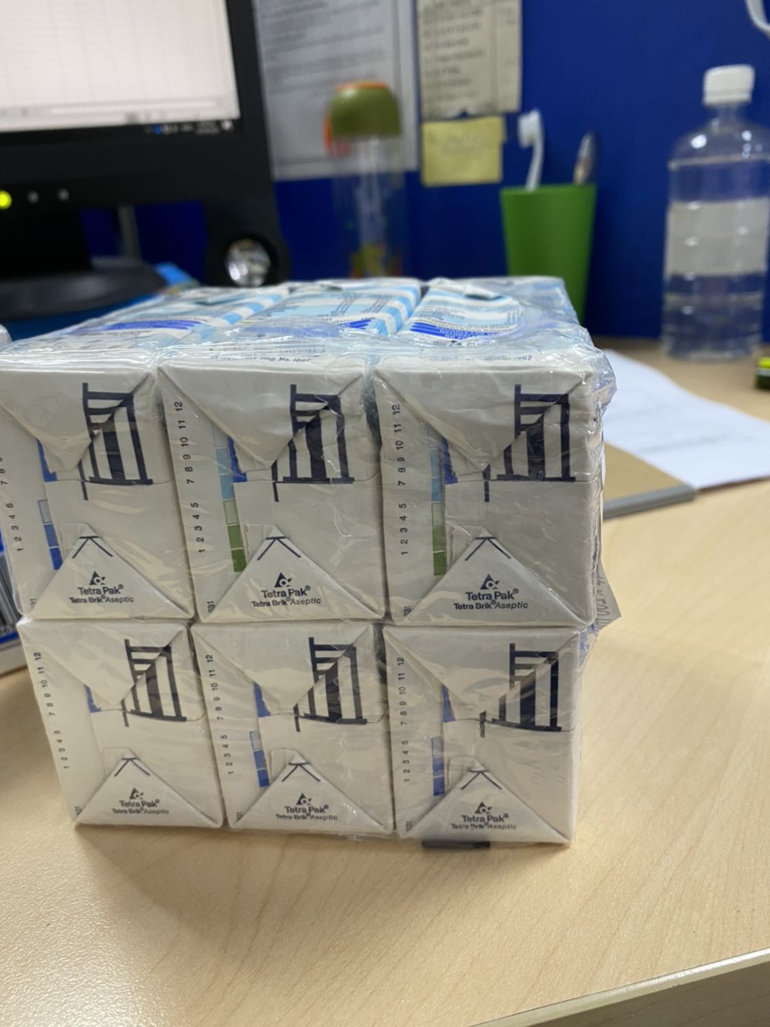 Tiki đóng gói không kỹ nên bị móp hộp sữa, có thể ảnh hưởng chất lượng. Lần sau Tiki nên dùng thêm hộp giấy bên ngoài, thay vì tận dụng hộp giấy của thùng sữa và chỉ bọc nylon.