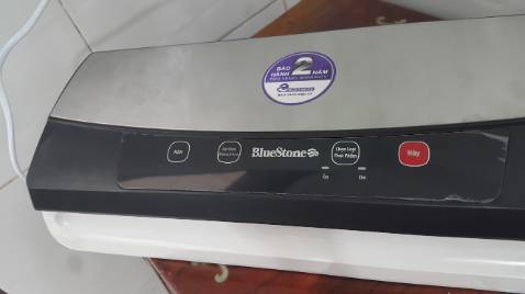 Mua hàng trên Tiki đã lâu, lần đầu tôi thấy thất vọng như vậy. Máy hút chân không Bluestone VSB 2735 vừa mua về, *** thử, gặp 2 lỗi:  
1. Cắm điện không thấy đèn báo
2. Chốt mở nắp máy bên trái bị lỗi, khi đóng không kín
Cửa hàng nhanh chóng liên hệ với tôi, tôi trả hàng