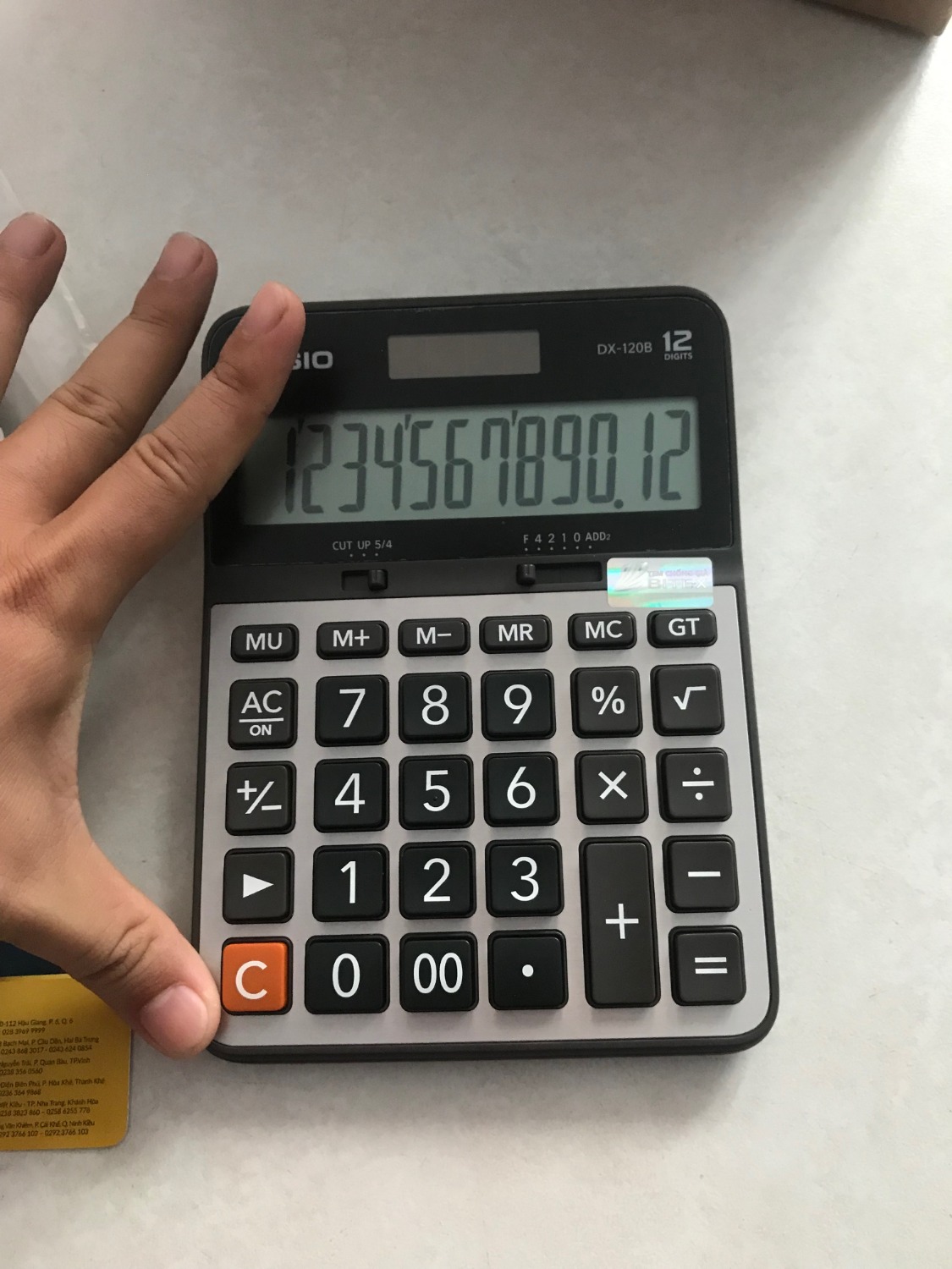 Mình mua từ Hoành Gia store. Máy để bàn cơ bản, phím bấm to, màn hình lớn, 12 ký tự. Có  phiếu Bảo hành 5 năm nhưng không thấy tiki ghi thông tin ngày mua hàng. Cũng không lo vì mình sẽ có hóa đơn điện tử tiki. Tem bảo hành check theo tờ giấy Bitex hướng dẫn thì đúng 2 phần (tem 3D giọt nước và chiếu đèn laser có chữ OK), riêng check theo kiểu nguồn sáng để xem chữ Casio có màu đỏ nền xanh và màu xanh trên nền đỏ ở 2 góc độ thì mình làm không được. Tuy nhiên mình tin máy tính Casio này chính hãng.