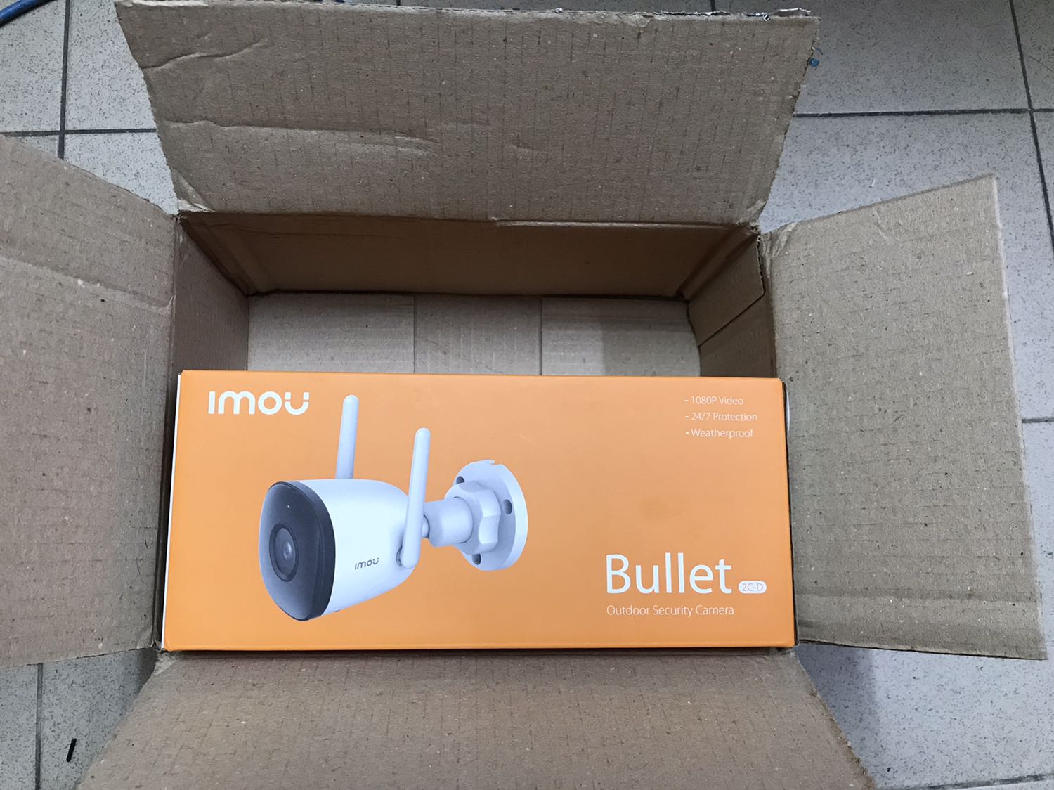 Camera 2MP cho hình ảnh rõ nét, có chống nước nên sử dụng ngoài trời ok, 2 ăng ten bắt sóng wifi khá ổn. Mua hàng của Tiki Trading hoàn toàn yên tâm về chất lượng và dịch vụ ạ.