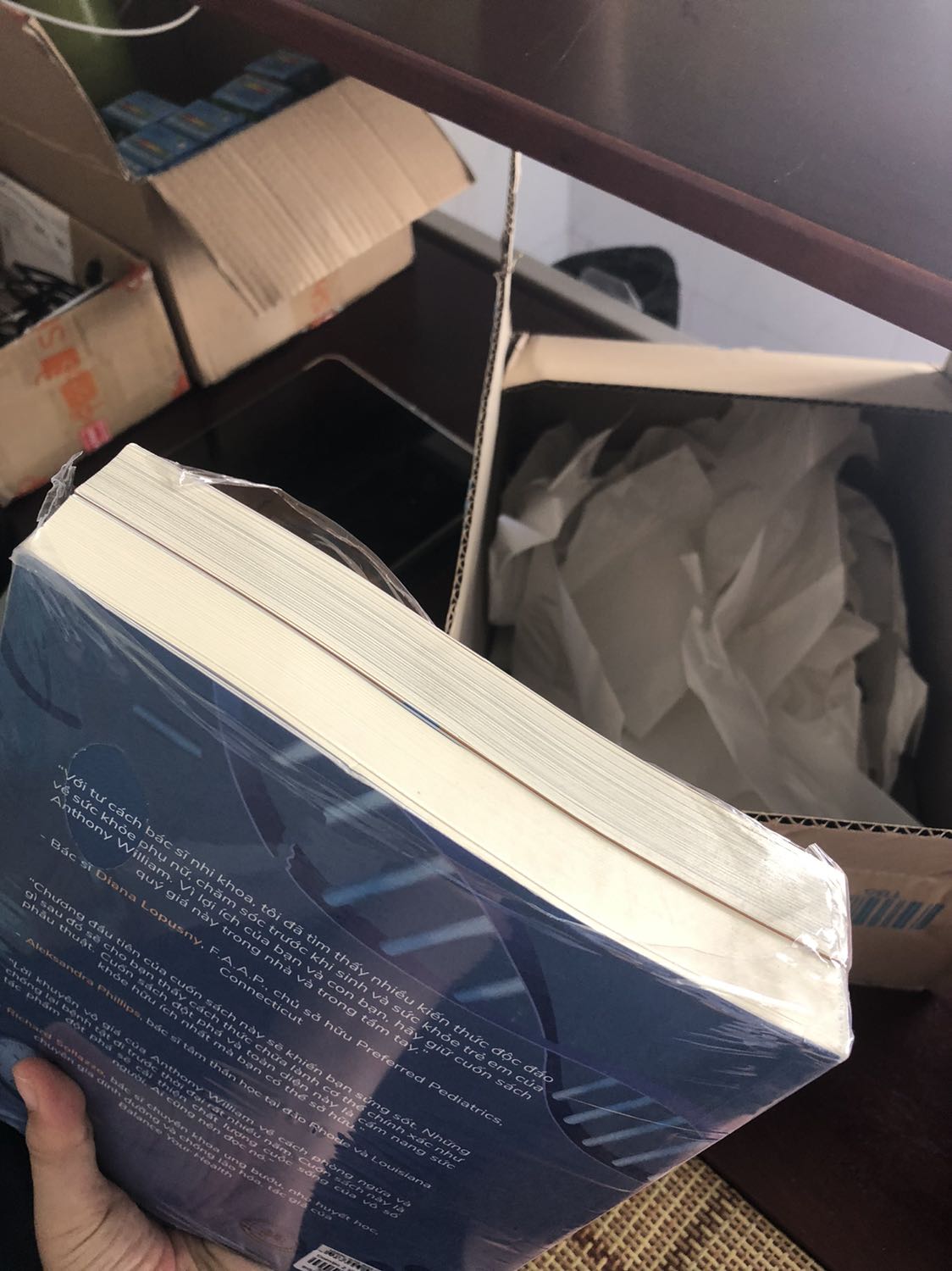 Cảm ơn Tiki, sách bao bọc mới tinh luôn, lúc đầu đọc review thấy mấy bạn sao nói sách cũ sợ lắm nhưng mình đặt mới biết Tiki chất lượng lắm nha, mấy cuốn khác mình mua cũg ổn áp, rất tuyệt luôn, nội dung sách này lôi cuốn, k phải là sách kĩ năng sống, mà là sách tạo cho ta lỗi sống lành mạnh, bằng khả năng đặc biệt của tác giả sẽ dẫn ta đến thế giới kì thú của các loại thực phẩm tốt cách phòg điều trị đúng về bệnh phổ biến khó trị hiện nay, đảm bảo k hối hận khi chọn sách, với cả lối trình bày chữ rất dễ đọc luôn ?