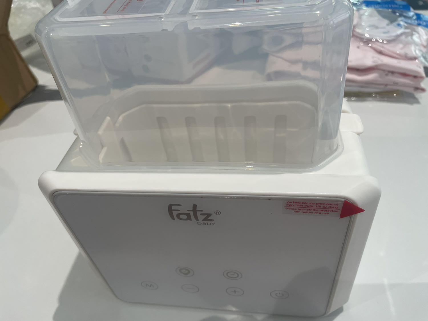 Ship nhanh, đóng gói cẩn thận. Đầy đủ hdsd, phiếu bảo hành, film bảo vệ màn hình & nắp đậy. Chưa sử dụng nên chưa biết chất lượng thế nào.