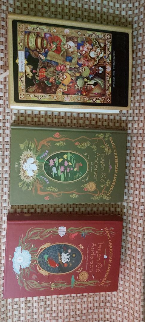 - Tiki giao nhanh, đóng gói kĩ, thùng carton cứng cáp, dán keo ở các cạnh, mép và góc nhọn. Mình đặt 2 quyển Andersen và 1 Nghìn lẻ một đêm. Cả 3 quyền đều dày cộp nhưng đều nguyên vẹn, không móp, sứt mẻ, rách xước gì cả.
- Hình thức: Bìa cứng, hoa văn trang trí tinh tế, trang lót rực rỡ sắc màu, phải nói là thích mê, cảm giác như trở về tuổi thơ vậy. Ruột sách độ dày đáng kể (720 trang), giấy vàng không nhức mắt, sờ vào rất láng và tương đối dày nên không bị hằn chữ từ trang sau. Chữ in đều mực, không lem, không nhạt, cỡ chữ vừa đủ đọc.
- Nội dung: Văn phong mượt mà, dịch thuật chỉn chu, tên nhân vậy KHÔNG BỊ PHIÊN ÂM. Có rất nhiều truyện, nội dung thật sự rất lôi cuốn, có chiều sâu ý nghĩa, đáng suy ngẫm. Có hình ảnh minh họa đẹp, sống động giúp người đọc dễ mường tượng. Mình nghĩ đối tượng đọc không chỉ người lớn muốn mở mang kiến thức, mà trẻ em cũng rất phù hợp nhé.