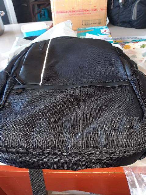 Balo xịn chất vải dày, thích nhất là ngăn chốc sốc cho laptop, có thể bảo vệ được laptop của mình, thiết kế khóa kéo chống nước vào bên trong rất tốt. Và đặc biệt balo lớn hơn tưởng tượng.