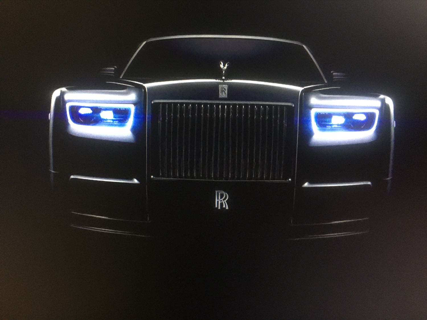 Dùng tốt. Tuy nhiên miếng dính đế nên dùng keo chắc chắc hơn gắn lại. Của mình bị bong mất 2 cái, còn 2 cái phải lấy keo 502 gắn lại