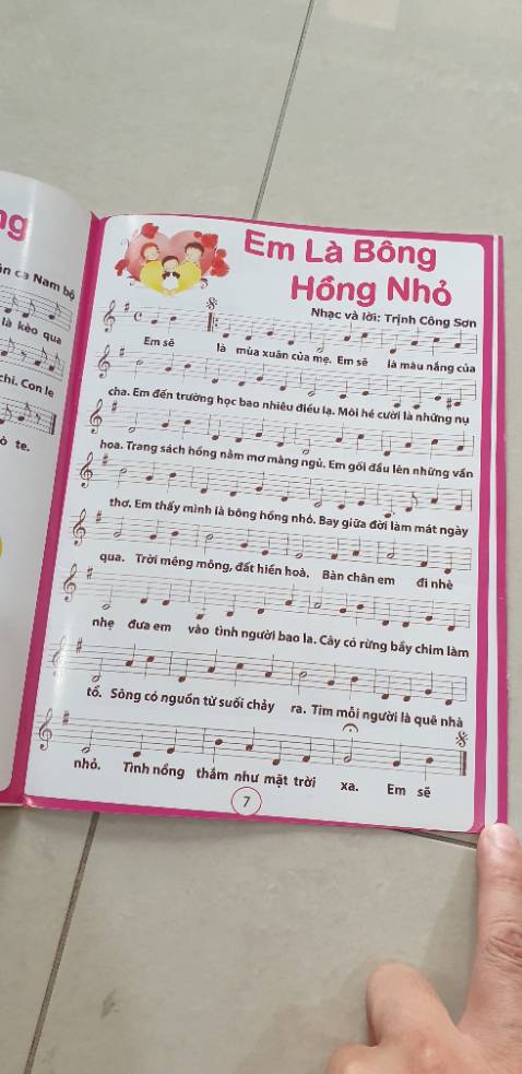 Sách bao gồm nhiều bài hát thiếu nhi hay. Sách đóng gáy bị lỗi, không thẳng, lệch mép. Một số trang thậm chí không được cắt hết.