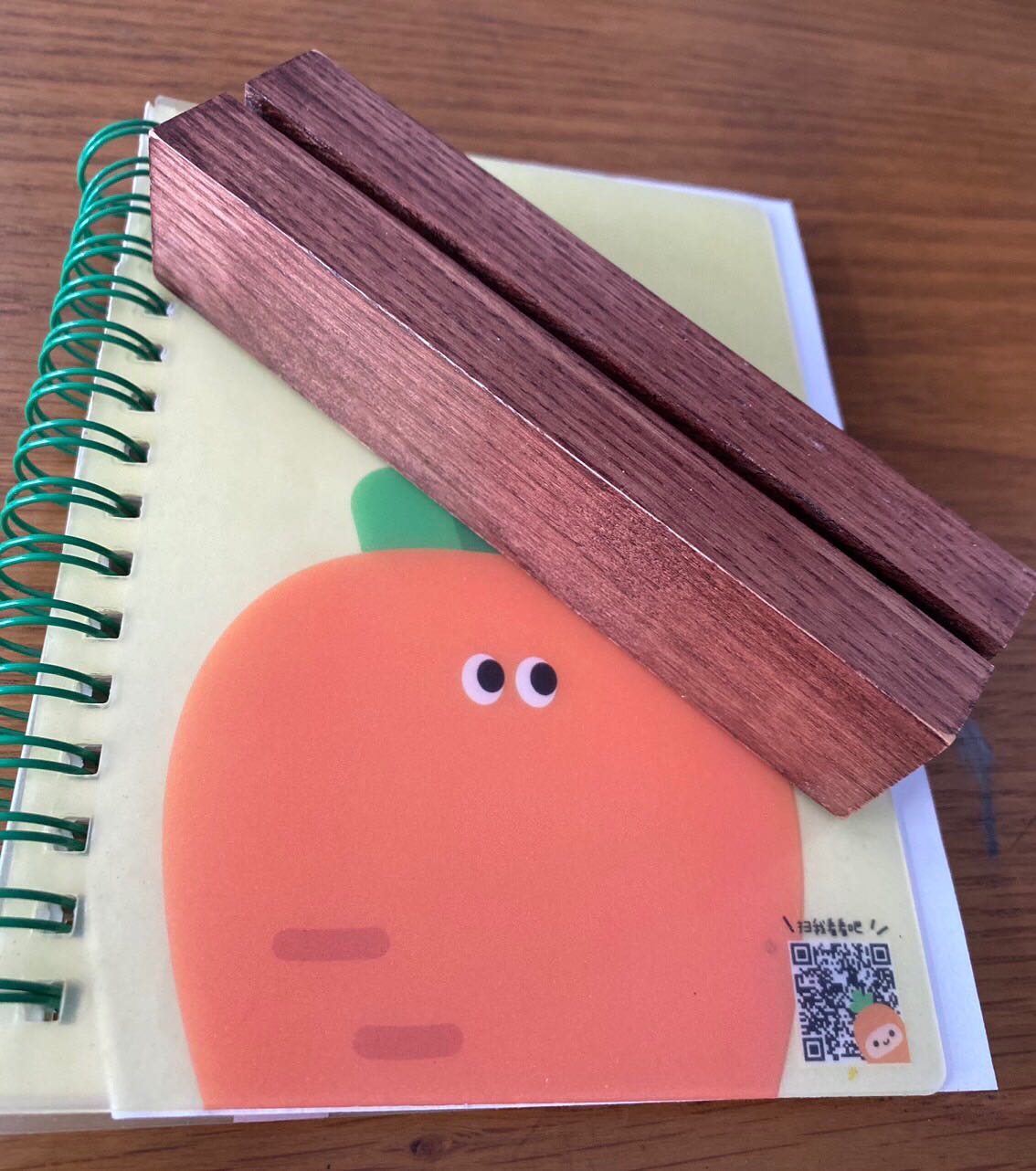 Đóng gói cẩn thận, giao hàng nhanh, gỗ cứng cáp, để thẻ chắc chắn. Màu vân gỗ lên đẹp, nhìn rất sang. Mình mua về để thẻ quán cà phê mà ai cũng khen đẹp hết