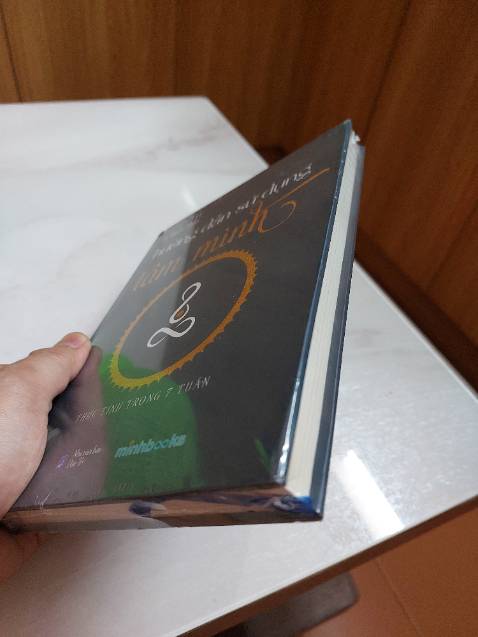 Hình thức: Bìa cứng, có phân trang, giấy in đẹp
Có màng bọc sách nhưng vận chuyên (hoặc ko do vận chuyển) làm móp gáy sách.
Điểm trừ nhẹ.