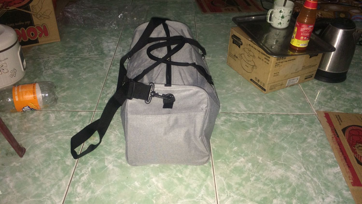 Đường may chắc, túi để giày cỡ 42 vừa, móc bằng nhựa nhưng khá chắc. Tóm lại mọi thứ trị giá hơn 90k khá là nhiều. Mong các bạn mua hàng gì chịu khó chụp ảnh và gửi phản hồi để mọi người đều mua đc đồ tốt ?