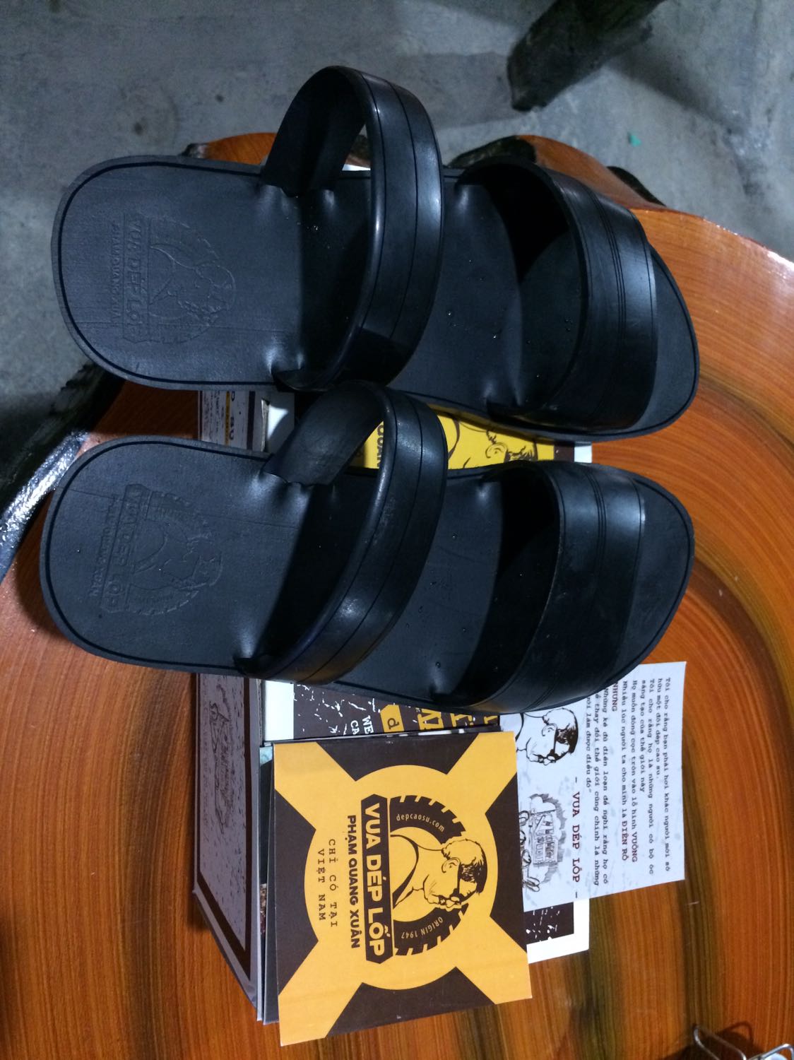 Dép đẹp đi rất vừa vặn k chê vào đâu đc. Tuy là đôi dép cao su nhưng vẫn có hộp đựng và có ghi chú lịch sử ra đời. Hộp đựng chắc chắn.