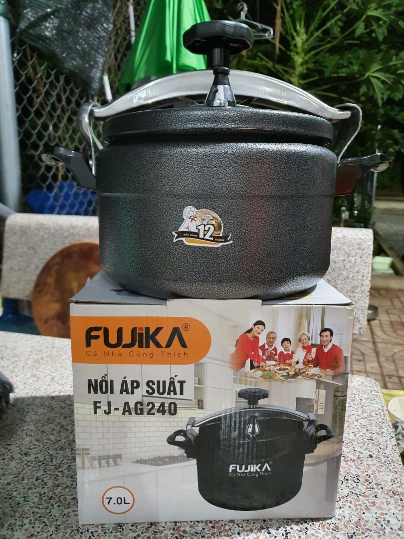 nắp móp 1mm, quai bể 1 miếng nhỏ khoảng 3mm. tình trạng khoảng 97%. tuy đóng gói rất kỹ nhưng không hiểu sao lại bị như vậy. nhưng nói chung hàng đúng tầm giá