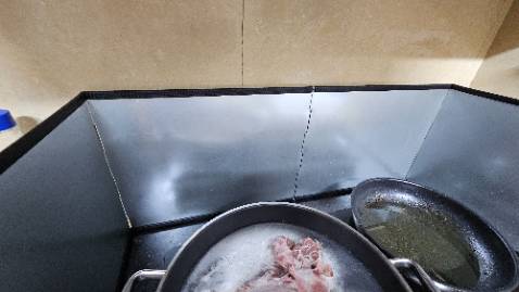 Rất tốt, chắc chắn, dễ lau chùi.