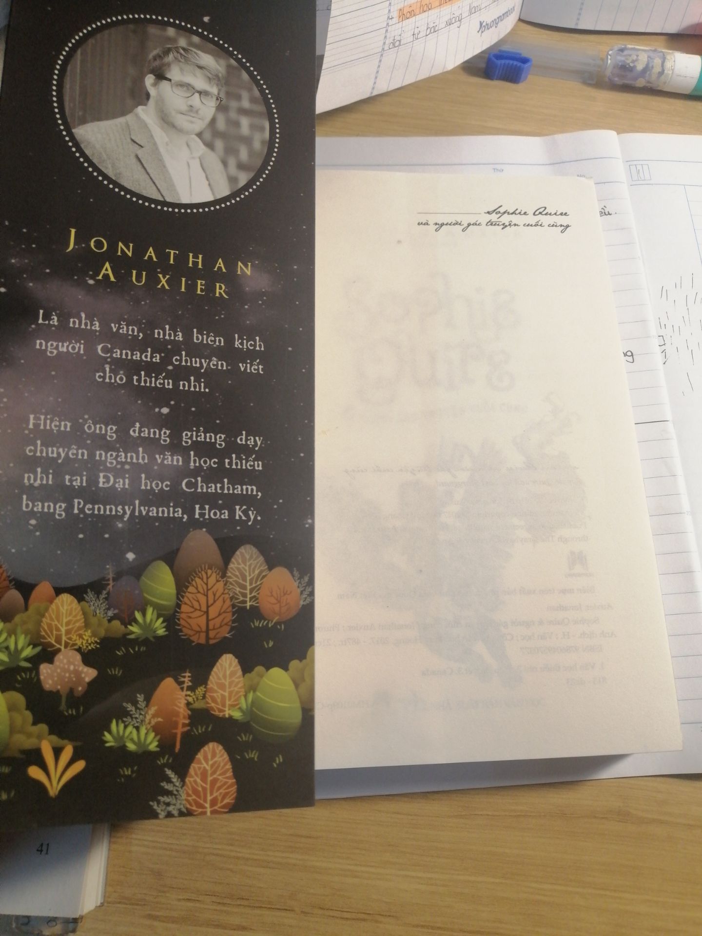 Lại thêm một tác phẩm xinh đệp của Jonathan Auxier. Ai mà đã đọc Peter Nimble thì không nên bỏ qua quyển sách này. Thể loại fantasty, nội dung cuốn hút. Giọng văn độc đáo, rõ ràng, nội dung chuyện cũng mượt mà. Nhưng mình lại không thích chi tiết xuất hiện Peter lắm, có lẽ do mình thích nhân vật độc lập, tự đi chuyến phiêu lưu của mình. Nhưng cái này thì cũng tùy gu mỗi người, quyển sách này hay, đáng để mua, mình mua lúc giá còn  84k, tuy không free ship nhưng vẫn tuyệt vời. Thật sự mong có thêm nhiều sản phẩm của Jonathan được dịch sang tiếng việt.  Tiki giao hàng nhanh, có cả túi nhựa đựng nên không bị móp méo gì. Mọi người nên mua nhe.