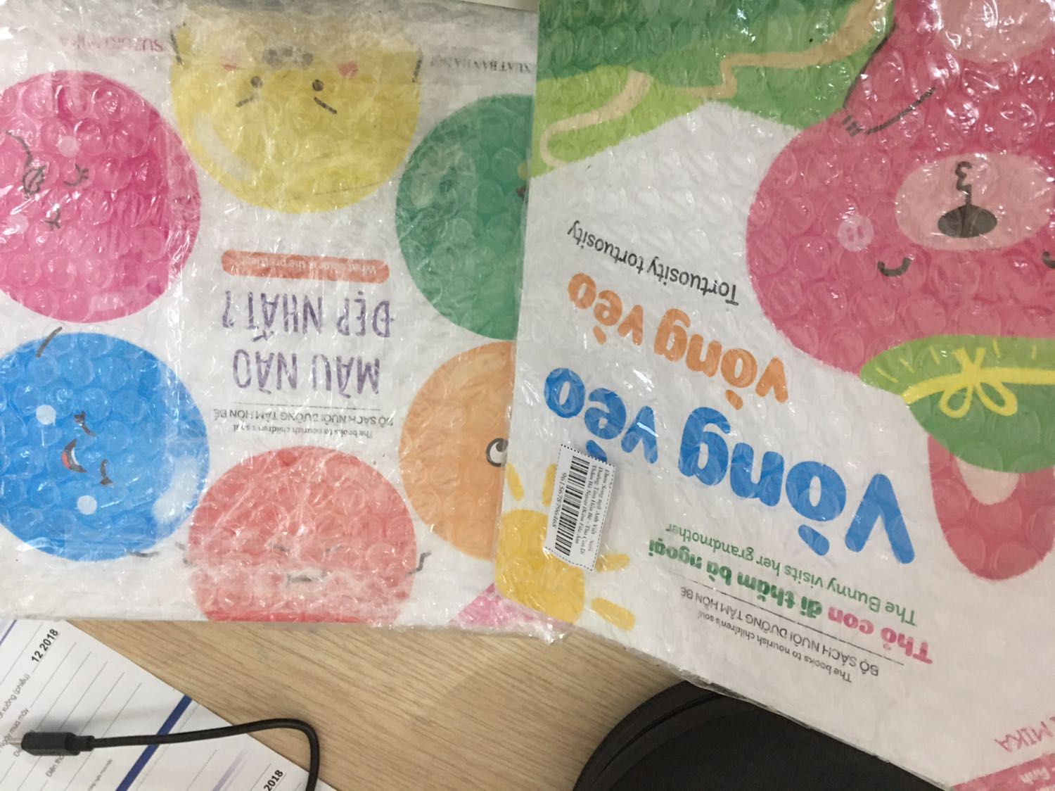 Màu sắc đẹp, nội dung hay. Tuy nhiên trừ 1 ⭐️vì khoản đóng gói cầu kì ko cần thiết. Mình mua 4 quyển, mỗi quyển được bọc trong túi bong bóng riêng, theo mình là dùng quá nhiều nilon.