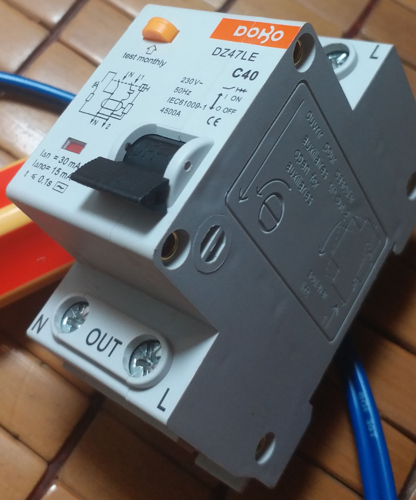 Cần gạt cụt nên không tiện cho tắt mở nhiều lần. Chỗ gắn dây thì tuyệt vời, tốt hơn Panasonic Thái. Tuy nhiên có cắt được dòng rò về giá trị cũng như tốc độ thì sản phẩm không có clip đánh giá nên chỉ mua niềm tin là chủ yếu