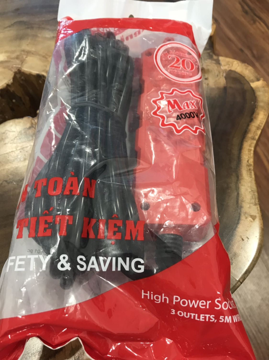 Ổ cắm đẹp, cắm nuột, ko phải dùng sức ấn phích cắm như loại ổ khác. Ổ công suất mạnh nên cắm cả nồi lẩu và ấm nước cùng lúc vẫn okay nếu khoảng 4000w, nhưng cần lưu ý công suất của nguồn cắm. Lưu ý khoảng cách thực tế để mua loại dây 2m hay 5m