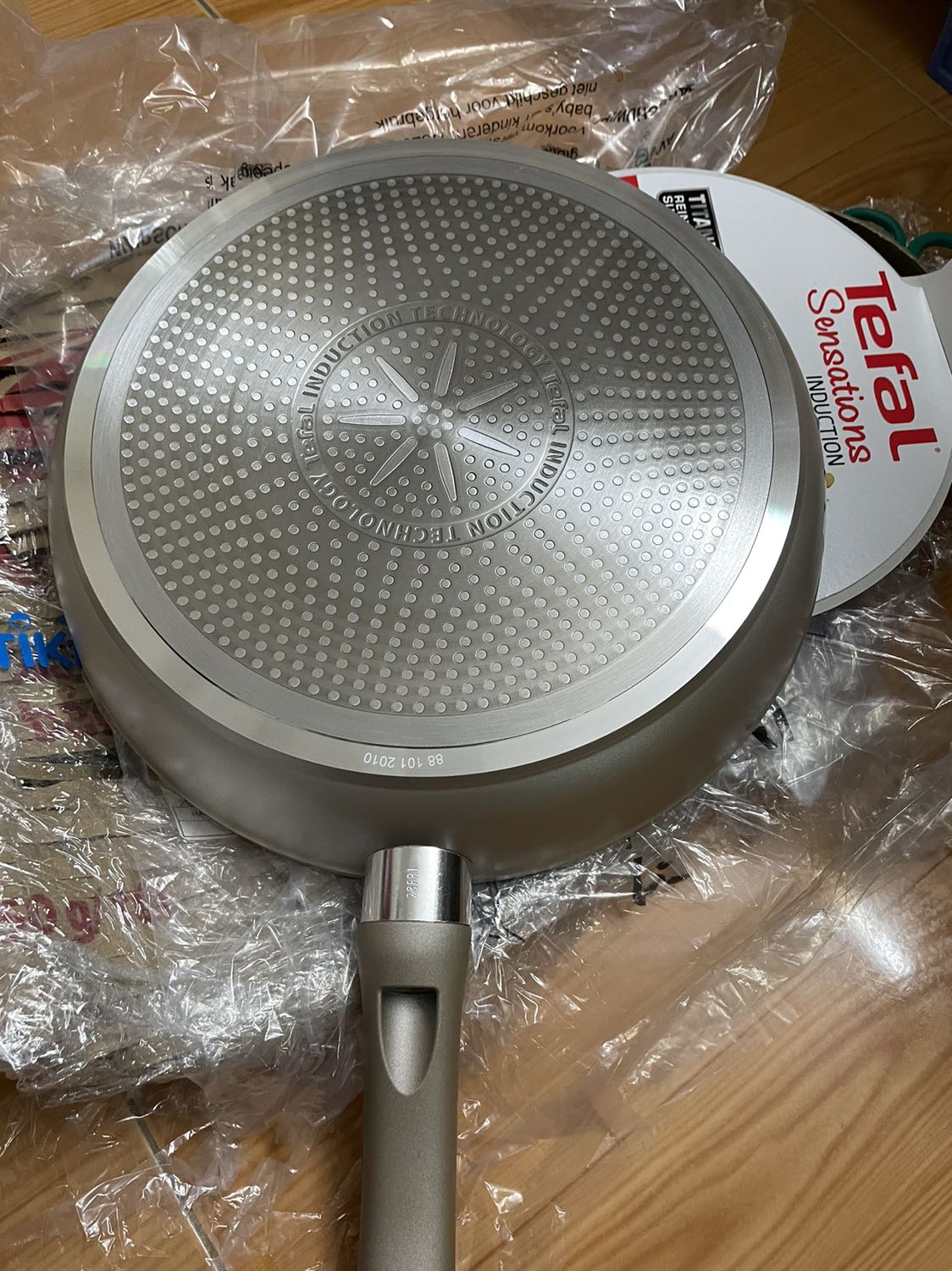 Chảo được giao nhanh,đóng gói khá cẩn thận.Chảo có vệt xước nhỏ nhưng chấp nhận được.Nhà mình dùng dòng chảo này rồi nên tin tưởng chất lượng và mua khi có nhu cầu.Giá cuối mua chảo này cũng khá là tốt 320k gì đấy