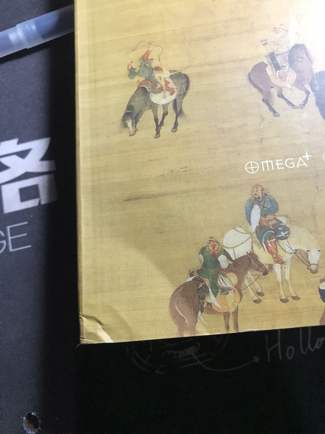 Không bàn đến nội dung. Một cuốn sách mình trong chờ bấy lâu thì tiki lại giao cho mình một cuốn sách chất lượng thế này. Mình thật sự rất không hài lòng về việc này và cần tiki giải quyết sớm.