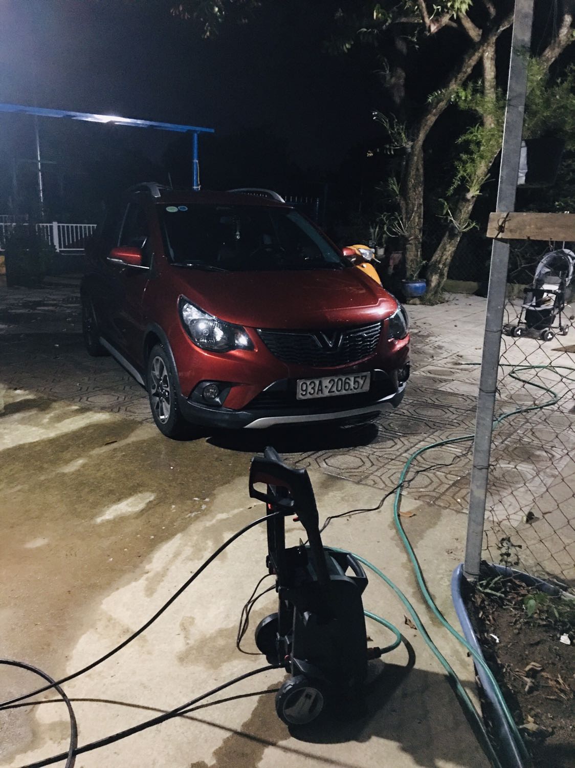 Cùng phân giá tiền nhưng công suất nhỉnh hơn Karcher,
Áp lực 125 bar
Đầu phun theo máy 3 chế độ phun