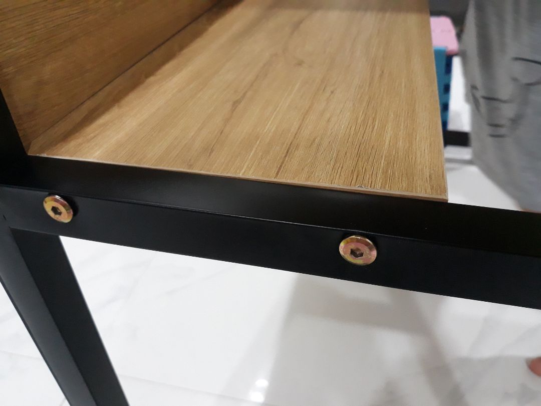 Bữa giờ nay mới có thời gian để đánh giá sản phẩm, trước khi mua mình cũng tham khảo qua vài loại, đánh giá, hình ảnh thực tế và sau khi nhận hàng thì như này
- Về sp: Bàn chắc chắn, chất lượng hoàn thiệt tốt, không cong vênh hay trầy sước gì, các góc được mài nhẵn đẹp, bàn rộng đủ để làm việc hoặc học bài hoặc làm bàn vi tính cũng ổn
- Về giao hàng: Mặc dù mùa dịch nhưng giao cũng khá nhanh, đóng gói cẩn thận, 
- Về Giá: tổng cộng hết 283k

Còn 1 điểm nếu shop tinh tế hơn sẽ đạt 10*
- Không biết shop có ướm thử bàn vào để khoan lổ không hay chỉ đo rồi khoan, nêu đặt bàn vào để khoan thì Shop chỉ cần lấy bút lông dầu đánh dấu lại giống như mình note để ng mua dễ biết mặt nào lắp lỗ nào mục đích cho khớp và đẹp, nhanh, mặc dù lắp đơn giản nhưng mình cố lắp cho khít cũng vẫn bị dôi ra 1 ít, các lỗ vẫn chuẩn với vít nhưng vặn vào bị lệch. đa phần các shop đều có dấu sẵn, về theo dấu ráp rất đẹp và nhanh nữa.

cuối cùng vẫn cảm ơn shop và tiki rất nhiều, 5* cho chất lượng và dịch vụ