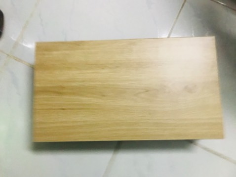 Gỗ nhìn đẹp, chắc chắn, tuy nhiên kích thước hơi bự so với máy tính để bàn ở cty nên mình mang về để laptop vừa in, vít vặn chìm nên bề mặt trên nhìn như dán keo, rất ưng mắt ạ. Cảm ơn shop và tiki.
Shop có làm kệ nhỏ hơn loại này không ạ, để em mua thêm 1 cái nhé.