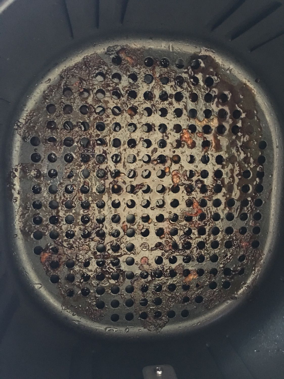 Giao hàng nhanh lắm, đóng gói kĩ càng, nồi chiên phù hợp dành cho 4-5 người. Chỉ có điều là lau chùi hơi mất thời gian tí thôi ạ. Vì dầu nó văng lên trên quạt gió, nên mình phải lau ở bên trong cho không bị dơ. Đồ ăn làm ra nhìn ngon.