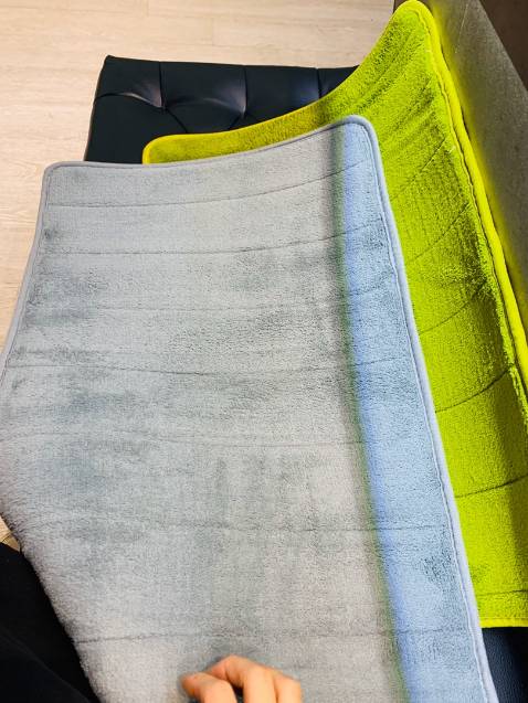 Thảm êm nha, có thử chùi và thấy thấm nước cũng khá ổn, màu cũng ok, nói chung là ổn trong tầm giá, cảm ơn shop