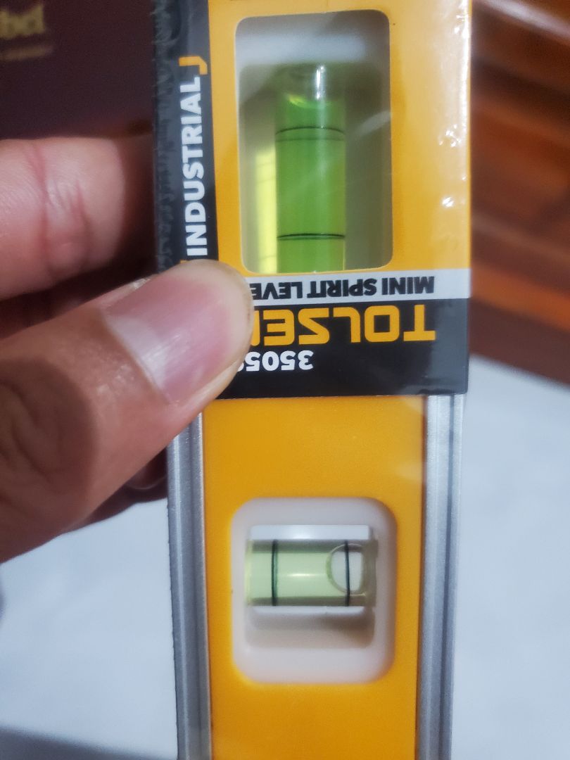 Nước cân đã bay màu, không còn màu xanh như trên quảng cáo. Có thể sản phẩm lỗi hoặc được dùng để trưng bầy lâu năm ngoài nắng dẫn đến mất màu nước bên trong.