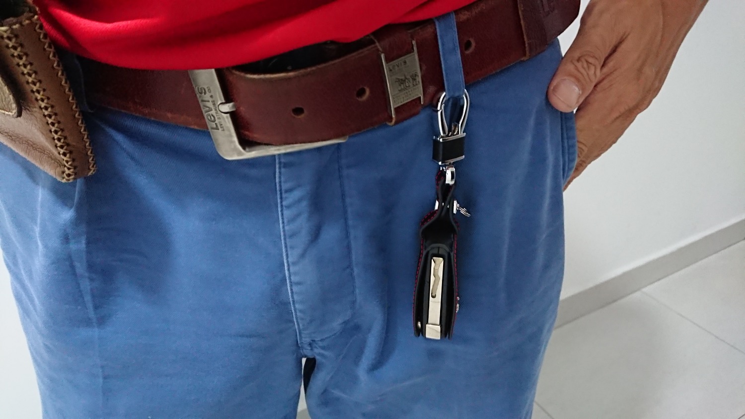 rẻ, da si nhân tạo, vừa khít chìa khóa Cruze, chi tiết mạ Crom cao cấp, đường chỉ may sắc sảo. khen cho có thêm cái vòng để chìa khóa nhà đi kèm.