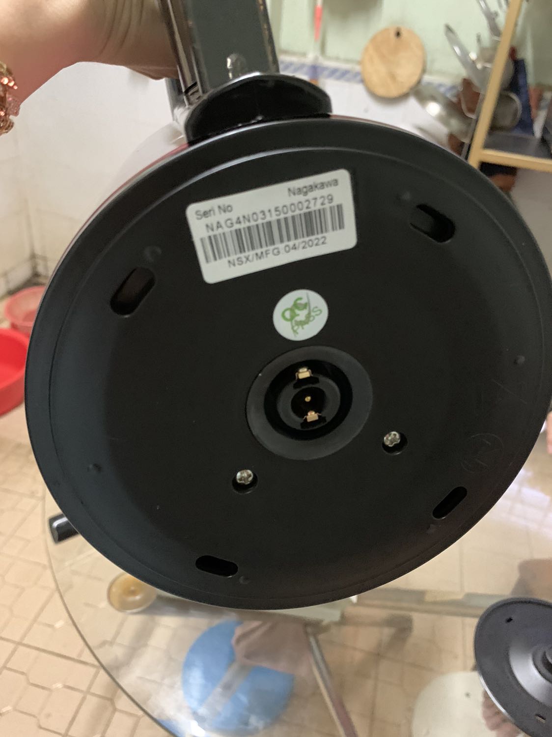 Shop đóng gói cẩn thận, giao hàng nhanh, 1 ngày tới. Bình nguyên vẹn đẹp. Bình đun tầm 4-5p sôi. Hơi rung bình khi sôi. Sau khi sử dụng đun nước thì đáy bình có vết đốm ko biết vì sao. Inox tốt ko nữa