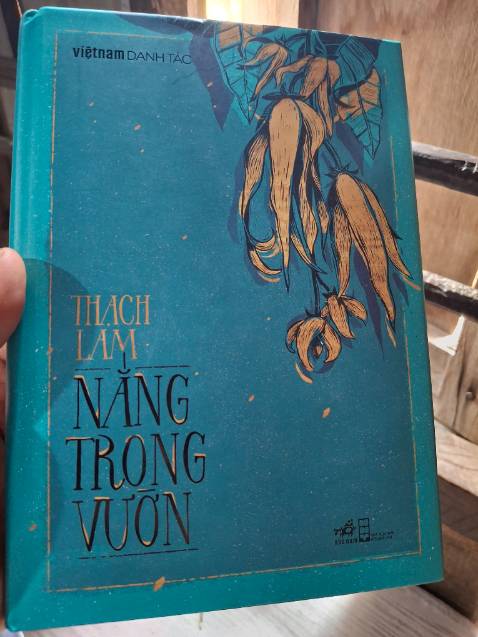 Tuy sách không bọc màng co nhưng về độ đóng gói của Tiki ít nhiều được cải thiện hơn. Mong rằng những đợt mua sách tới, Tiki nên gói sách bằng giấy xốp hoặc hộp đựng cứng hơn tránh bị rách.
Về tác phẩm kinh điển danh tác này không cần phải nói nhiều, mình tuy đã có bản mềm rồi nhưng vẫn thích mua bản bìa cứng để giữ sách lâu hơn.