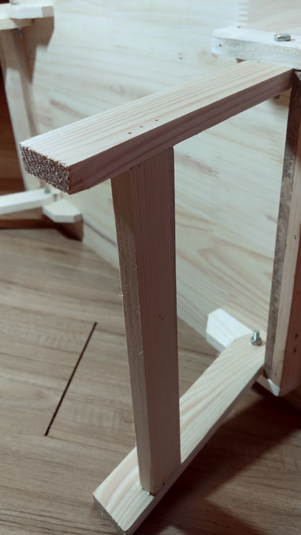 cho 5 sao để nổi đánh giá thôi. chất lượng thật sự chỉ đáng 1 sao. mặt bàn xước, cạnh bàn gia công chất lượng kém chân bàn là gỗ quá đểu, mỏng mang, lỏng lẻo. tỳ mạnh lên bàn khả năng sập. cái bàn này mà không bán online chắc chẳng bán được cho ai. Trước giờ TiKi toàn hàng chất lượng, nhưng giờ giống shopp rồi. KH phản ánh cũng chán. mìnhmua Tiki từ 2018, rất nhiều. mới đổi qua số tài khoản này thôi. trước tốt. giờ chăm sóc khách hàng kém.