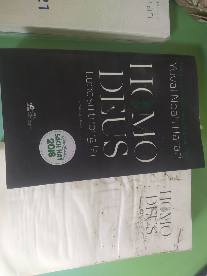 Tôi rất không hài long, tôi mua hai quyển homo deus và 21 bài học cho thế kỉ 21 thì chỉ có một cuốn được bọc đàng hoàng, còn cuốn kia giống như đã được sử dụng nhiều lần rồi còn bị ướt đã vậy cái bìa cứng thì bị rơi ra. Không chỉ vậy cái bìa bọc hai quyển thì bị rách tơi tả khiến tôi cầm vô có vẻ khó chịu. Tôi mong shop hãy khắc phục và tôi chỉ mong shop hãy đổi lại cuốn homo deus mới sạch sẽ cho tôi