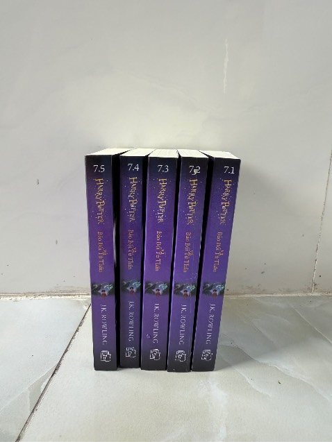 - bản khổ nhỏ cầm rất thích tay, chữ bên trong không quá nhỏ, chất giấy không giống bản HP 7 cuốn.  
- săn deal trên Tiki giá giảm gần một nửa. 
- mình mua trước tập 6 và 7 trong đợt sale 8/8.
- tiki giao hàng nhanh