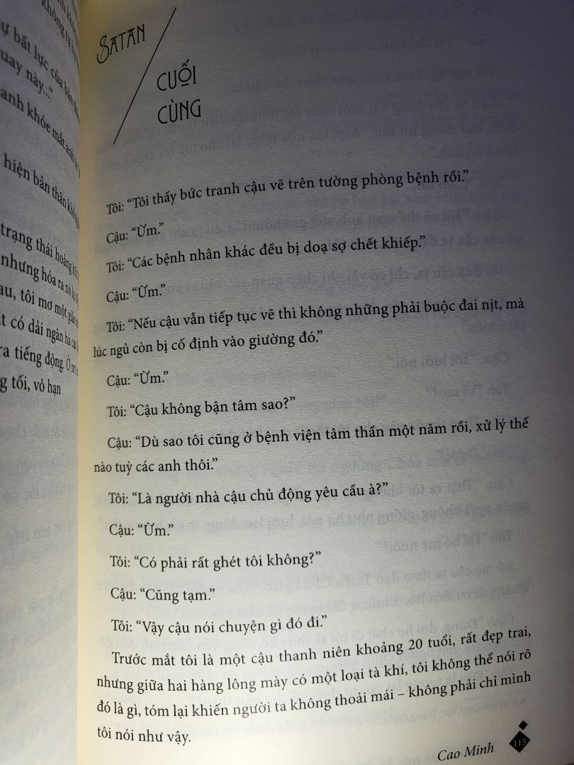 _đóng hàng hơi sơ sài mà may sai 1 đóng sách của mik đều ổn, ko hư chổ nào cả. Mà sách to hơn mình tưởng tượng.
_Đúng thật là hơi khó hiểu nhưng rất thik cáu vibe của sách này, cứ cuốn sao ấy thấy giống mấy bn rewiew trên mạng.
( có mấy trang cho mn đọc thử)