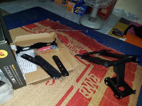 Khung đẹp.mình mua cái này là cái thứ 3 rồi.có điều tivi này chân khác nên phải gắn thêm chân phụ nên mình đang chưa biết cách gắn