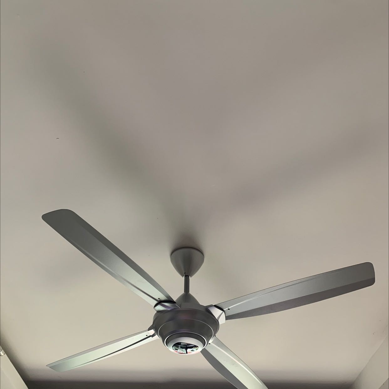 Quạt đẹp, chạy êm, chắc chắn. Nhà mình dùng chủ yếu là quạt Panasonic ạ