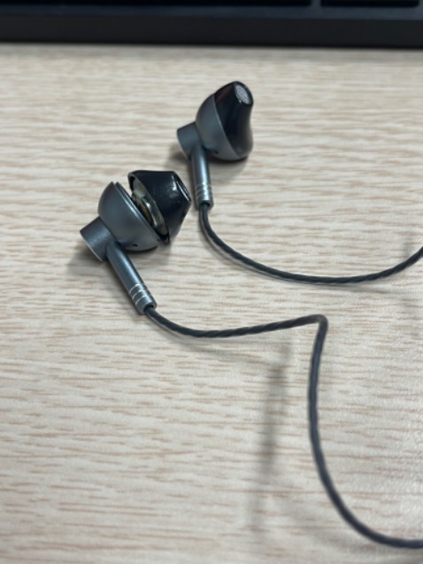 Tôi mua về vừa cho vào tai nghe xong bỏ ra đã thấy phần nhựa đen và xám của một bên tai tách rời nhau ra rồi. Chất lượng kém quá