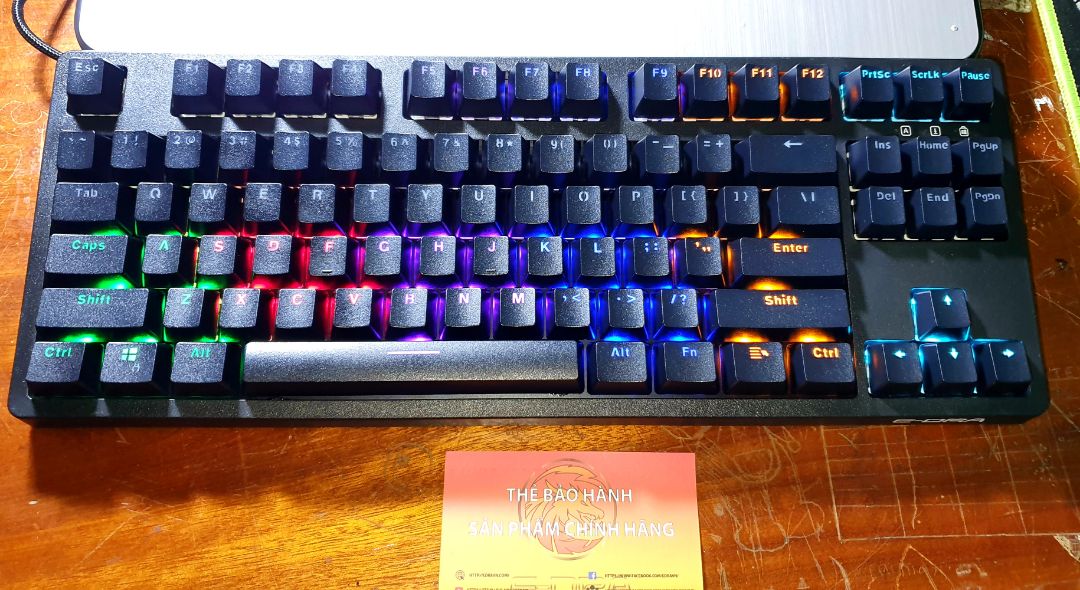 1. Về giao hàng: Đợt này đang dịch nên di chuyển khó khăn nên việc chậm trễ có thể bảo qua.
2. Về sản phẩm:
- Về chất lượng bên ngoài mình đánh giá ở mức chấp nhận được. Xuất hiện một số vết xước nhỏ ở các vị trí tiếp xúc giữa miếng nhựa cứng bao bàn phím và bàn phím => nên có lớp nylon hoặc giấy lót để hạn chế điều này.
- Sợ cáp kết nối nên thiết kế lại lỗ cắm cáp ra chỗ khác sao cho hợp lý hơn.
- Về cảm giác gõ phím theo mình là cho cảm giác tốt. Cái này thì tùy vào mỗi người sẽ có cảm nhận riêng người thích gõ nặng, lọc cọc sướng tai, người thích nhẹ nhàng thì tùy.
- Về đèn led của bàn phím thật sự không ấn tượng lắm.
=> Tổng quan mình đánh giá 4*.