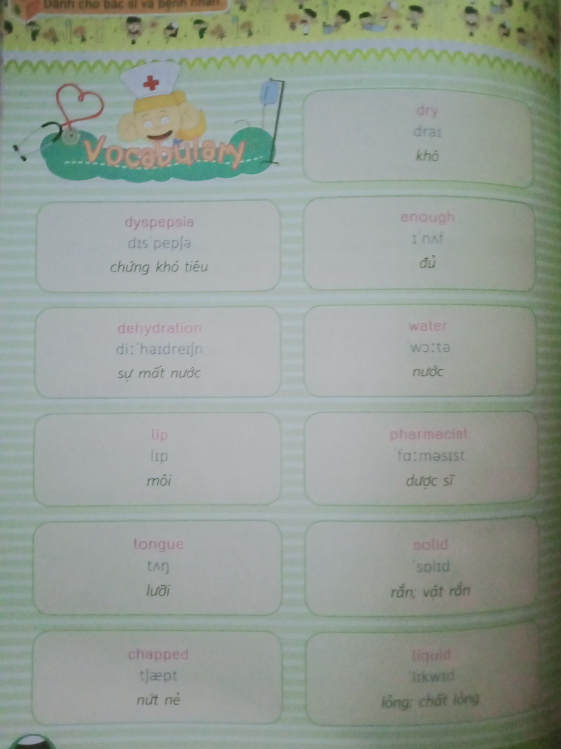 Sách có giới thiệu về các triệu chứng của bệnh cho dễ hiểu. Hình ảnh minh họa bắt mắt. có mã QR để nghe mp3 online. Nhưng mục lục không đánh số thứ tự của tiêu đề nên hơi khó khăn khi tìm file nghe của các đoạn hội thoại.
