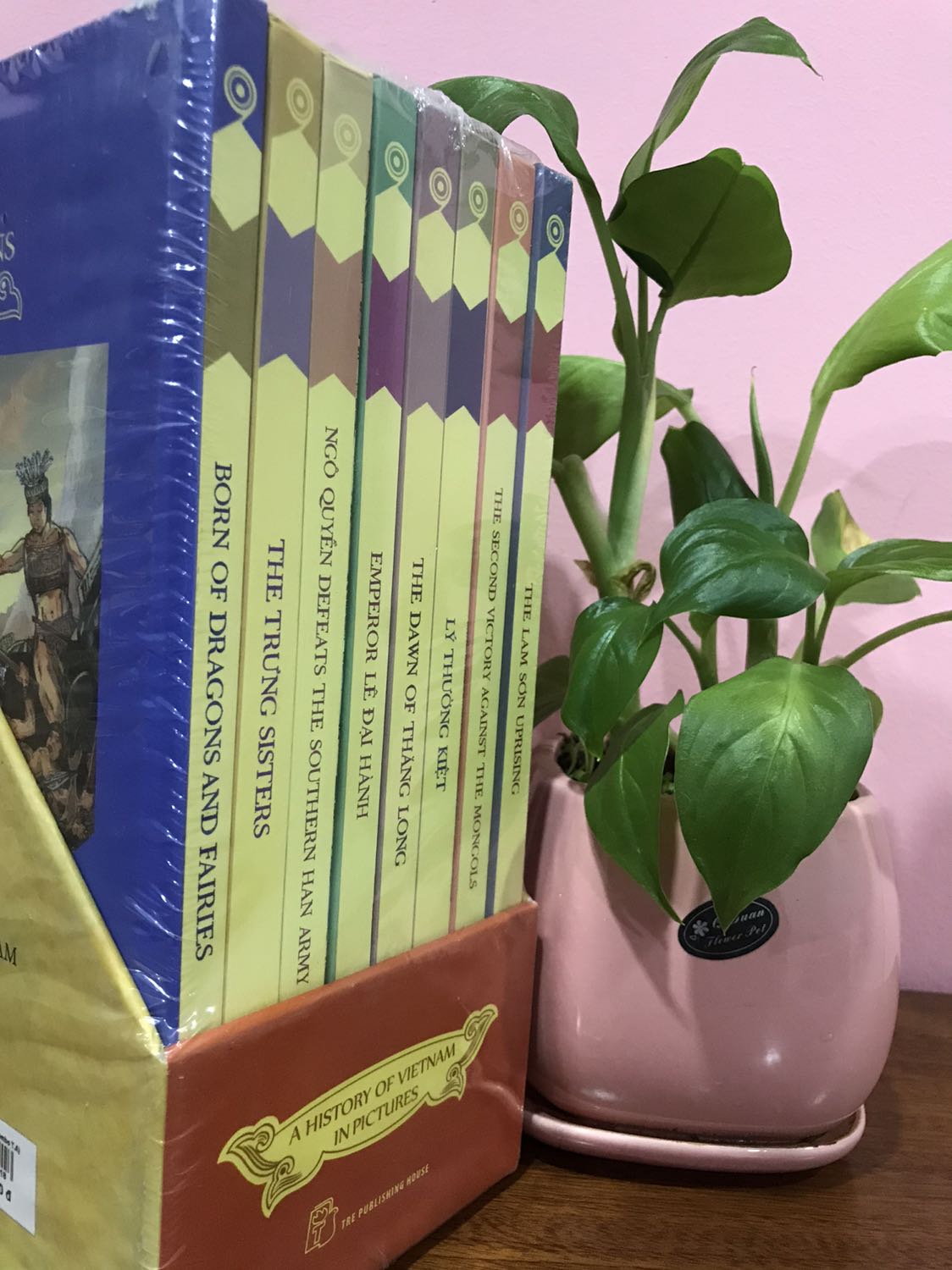 Sách rất đẹp, ban đầu có lỗi hộp chút mình *** cho tiki để đổi hàng sau tiki giao một lúc ba đơn gồm cả đơn này, quá ưng. Mấy anh chị support tận tình.