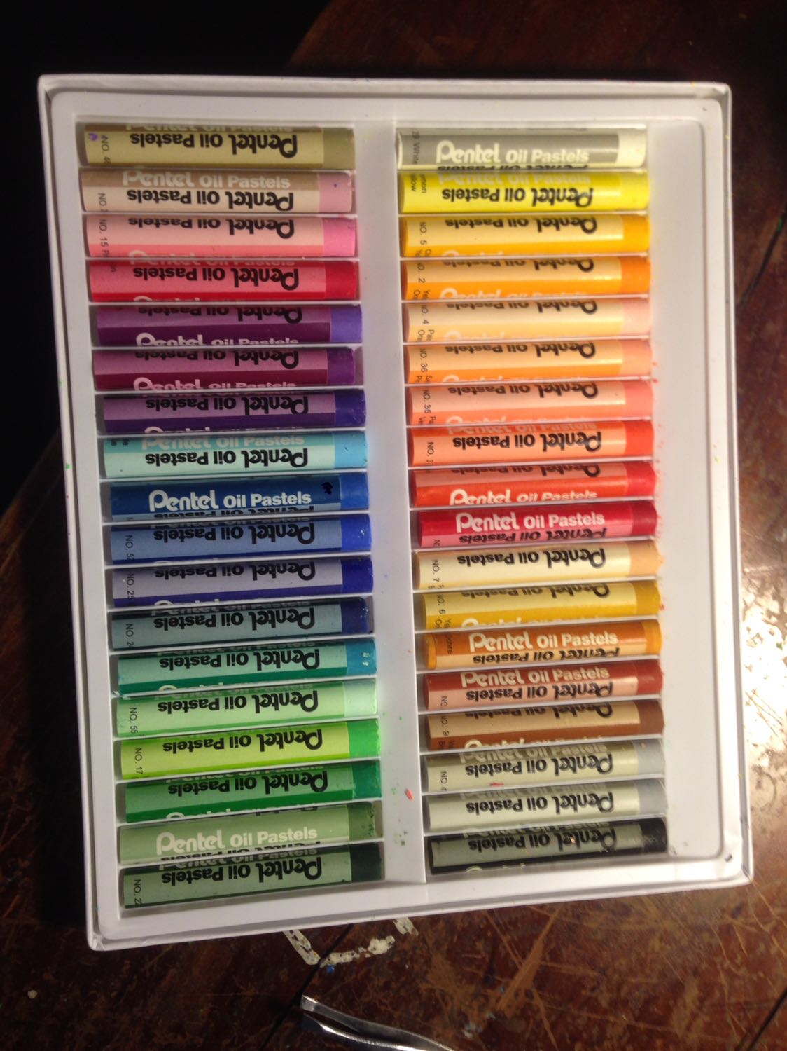 Tiki gửi hàng nhanh, sớm trước 2 ngày. Đóng gói cần thận, màu còn nguyên, đủ màu. Về phần màu thì rất tốt, với giá thành rẻ mà có màu tươi, đậm. Mình thích nhất là khả năng trộn màu với nhau. Tuy nhiên có nhược điểm là màu hết rất nhanh nên có mua thì mua 2-3 hộp nếu dùng lâu dài. Nói chung là mình rất hài lòng ^^